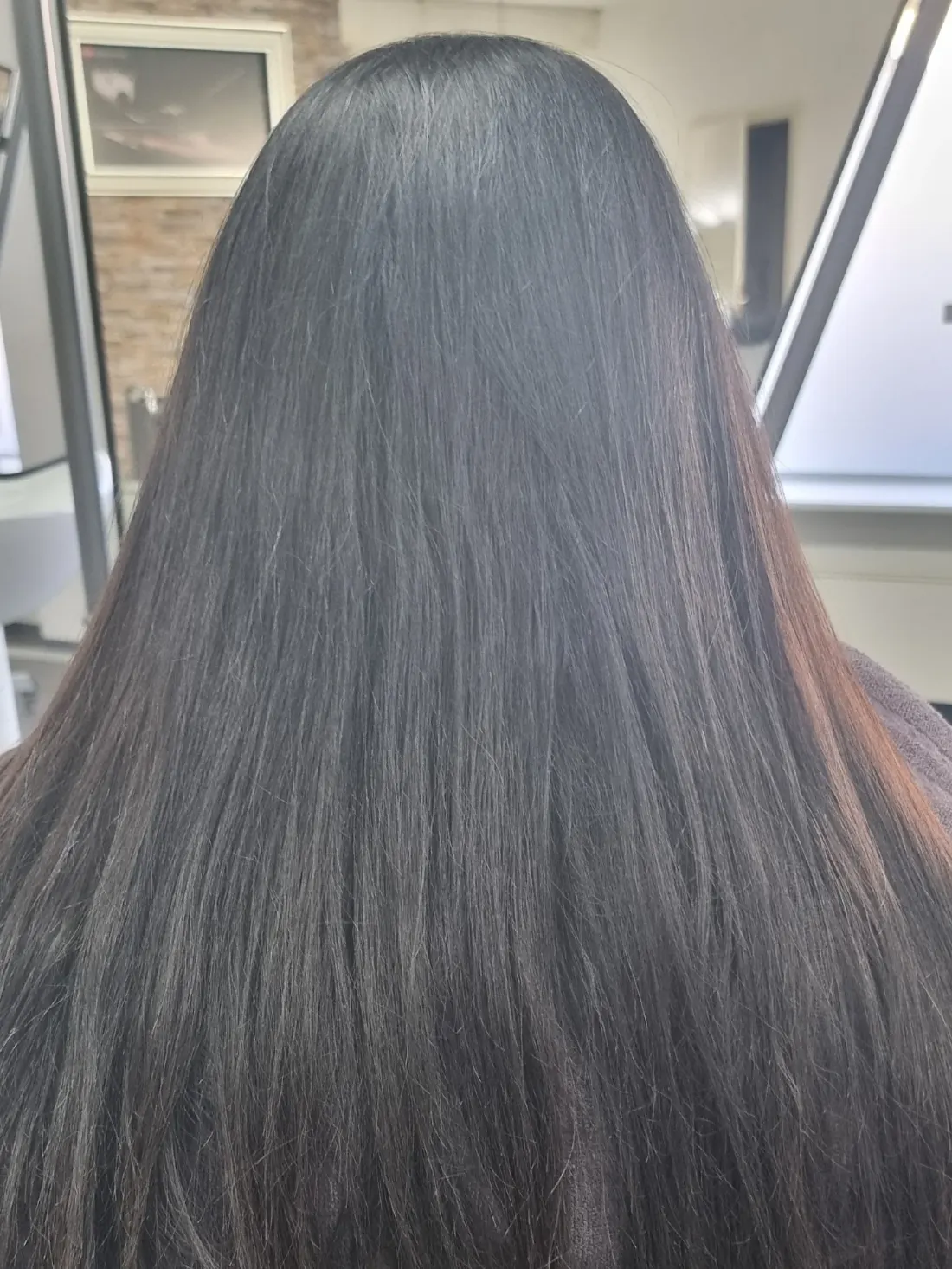 Glänzendes, glatt gestyltes dunkles Langhaar - eine Arbeit aus dem Salon