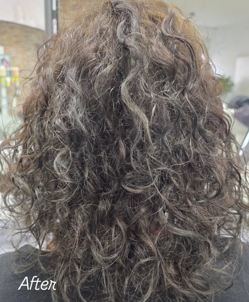 Nachher: definierte, gepflegte Locken nach Lockenschnitt und Farbanpassung